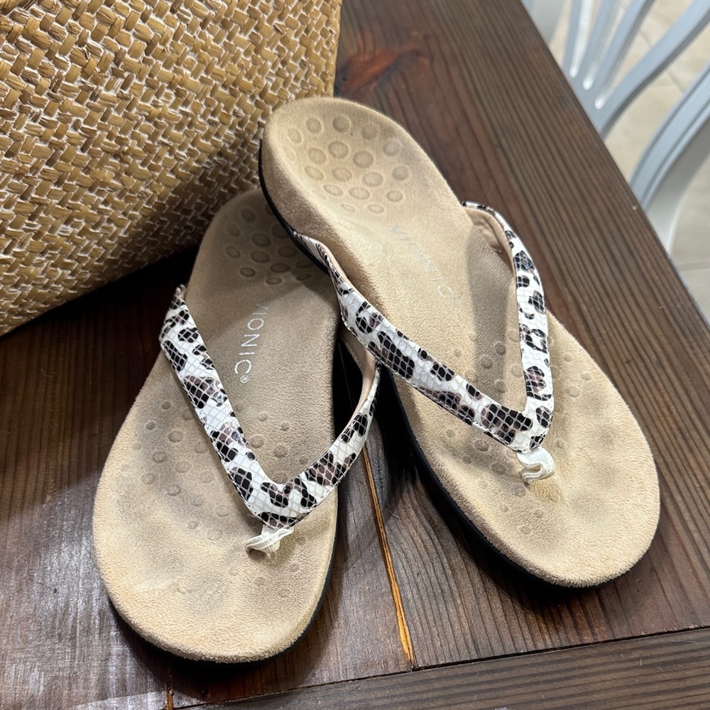 Vionic Women's leopard print  Sandals